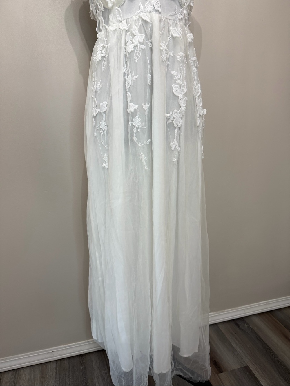 White Lace Applique Tulle Maxi Dress V-Neck Sleeveless Floral Bridal Gown - Picture 4 of 10